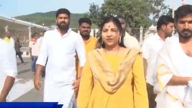 తిరుపతి జిల్లా: వెంకన్న సేవలో ప్రముఖ సింగర్.. సెల్ఫీల కోసం..