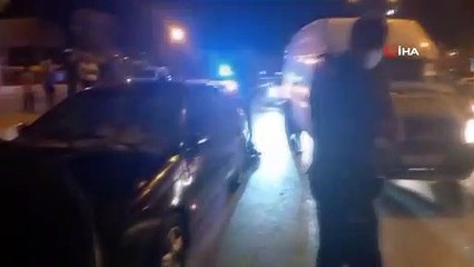 Le couple quittant la salle des mariages a été séparé par un accident