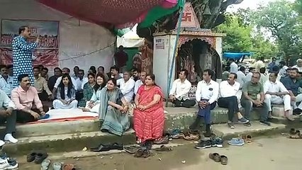 पीपल चौक पर  धरना दिया जा रहा