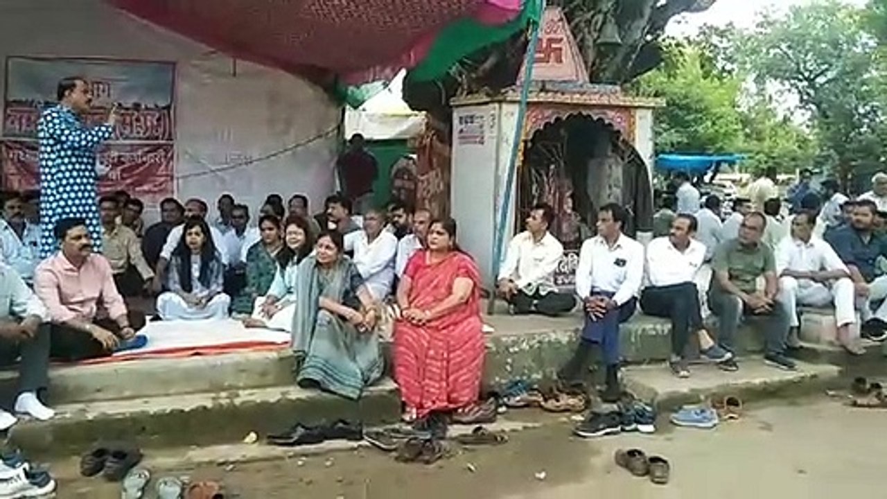 पीपल चौक पर  धरना दिया जा रहा