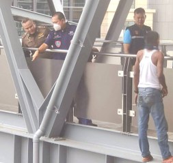 ระทึก ตร.เข้าชาร์จช่วยหนุ่มก่อสร้างรักขม ก่อนโดดสะพานลอยหน้าห้างดัง