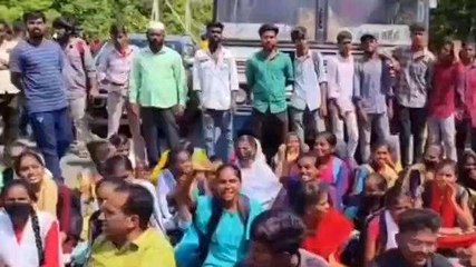 సిద్ధిపేట: రోడ్డుపై బైఠాయించి విద్యార్థుల నిరసన.. నిలిచిన వాహనాలు