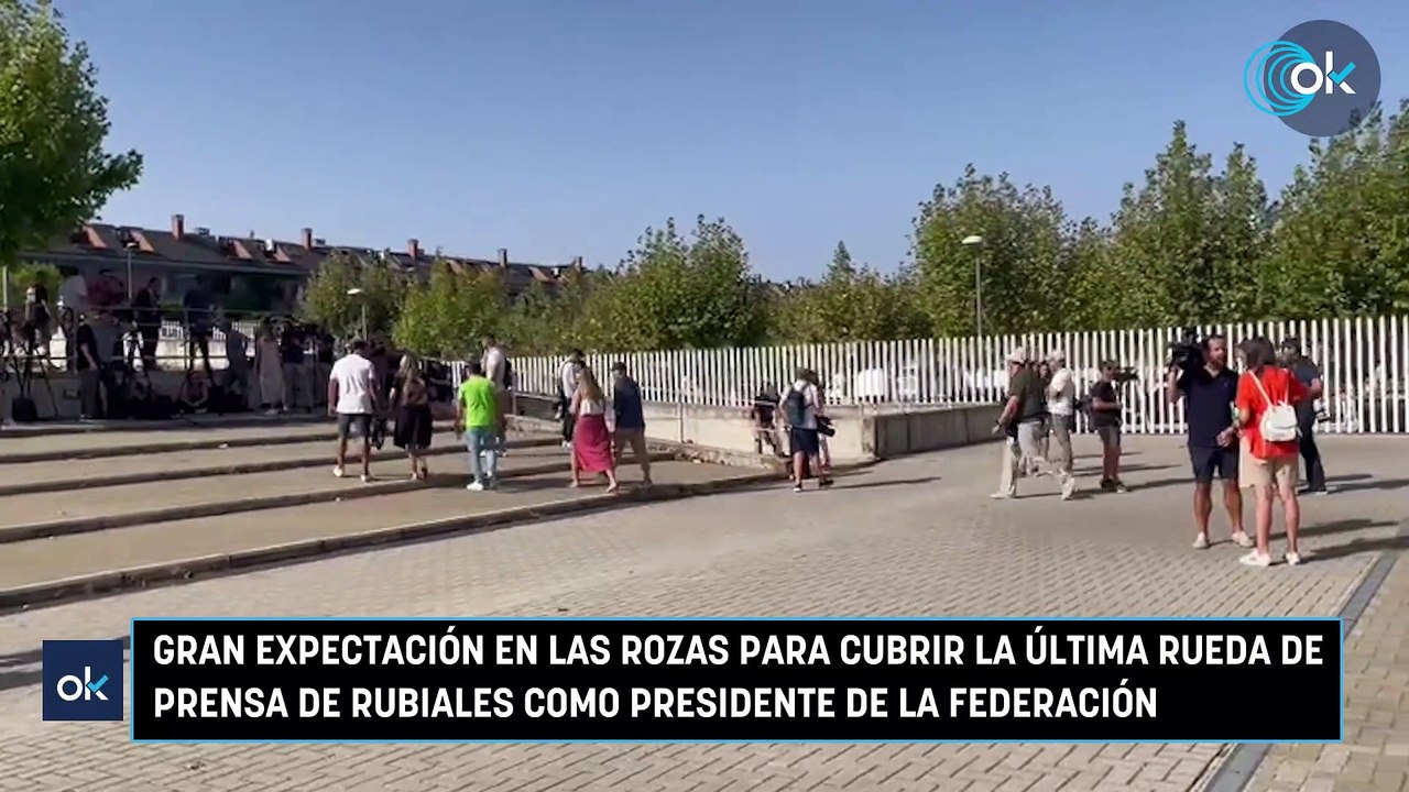 Gran expectación en Las Rozas para cubrir la última rueda de prensa de Rubiales como presidente de la Federación