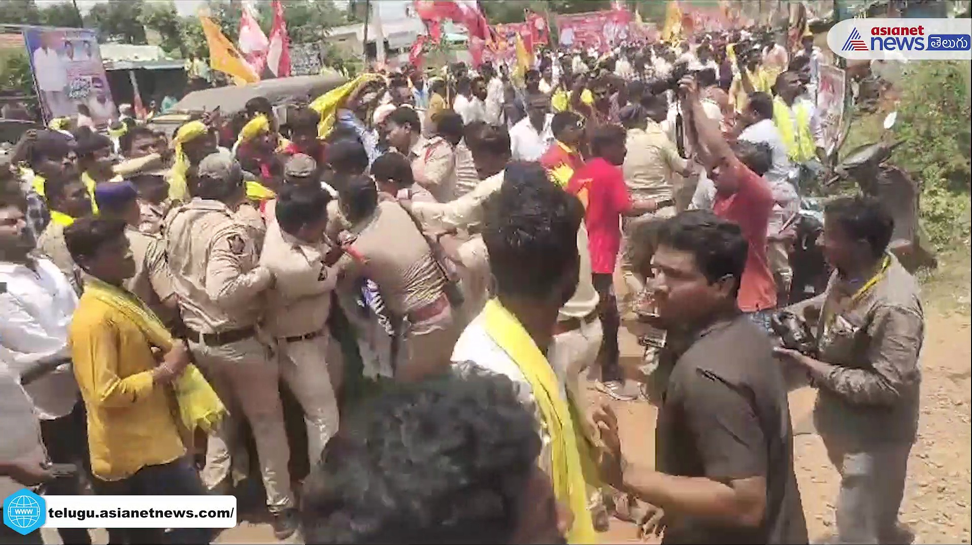 యువగళం పాదయాత్రపై వైసీపీ కార్యకర్తల రాళ్ల దాడి...