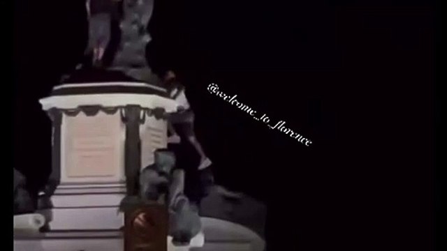 Firenze, si arrampicano sul David del piazzale Michelangelo: il video in Rete