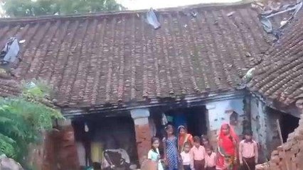 लखीमपुर खीरी: लगातार बरसात से भरभराकर ढह गया घर, बाल- बाल बचे परिवार के लोग
