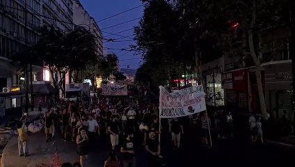 Atina'da yangınlarda yaşamını yitiren göçmenler için ırkçılığa karşı protesto eylemi
