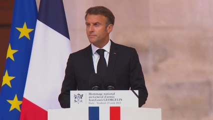 Descargar video: Emmanuel Macron rend hommage à Jean-Louis Georgelin aux Invalides