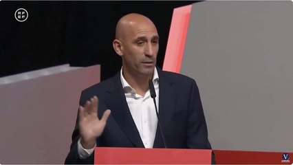Rubiales finalmente no dimite y dice que el beso fue «consentido» 