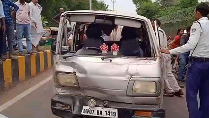 ग्वालियर: तेज रफ्तार कार ने स्कूल वैन में मारी टक्कर, मची चीख पुकार