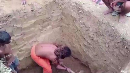 बाराबंकी का साधु क्यों खोद रहा अपनी ही कब्र, वजह जानकर रह जाएंगे हैरान