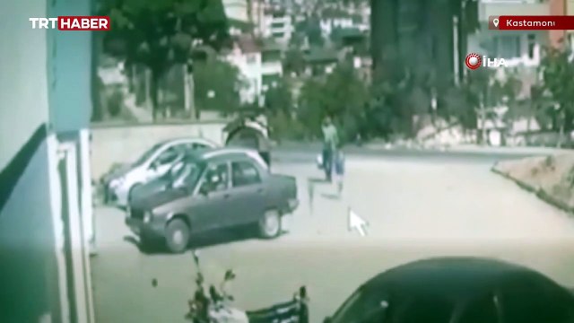 Sahipsiz köpeklerin saldırdığı çocuğu babası kurtardı