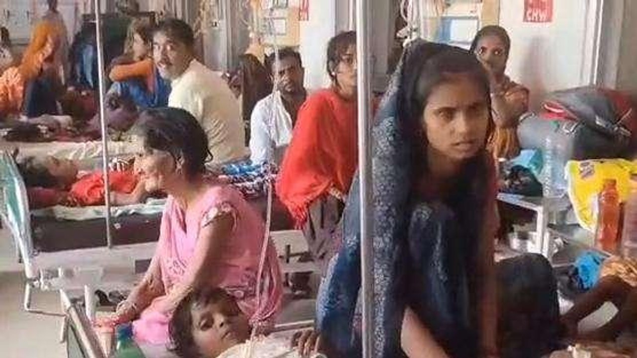 सीतापुर: अस्पताल में चिल्ड्रन वार्ड हुआ फुल, एक -एक बेड पर चार चार बच्चों को किया भर्ती