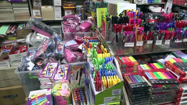 PÉRIODE « ÉCONOMISEZ » DANS LES ACHATS STATIONNAIRES ; STYLOS BON MARCHÉ, CARNET FIN