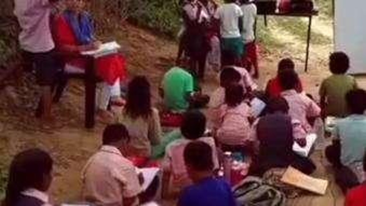 मुरैना: स्कूल की बिल्डिंग ना होने के कारण खुले आसमान के नीचे बच्चे पढ़ने को मजबूर