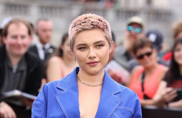 Florence Pugh diz que Christopher Nolan lhe pediu desculpas por não oferecer papel de destaque em 'Oppenheimer'