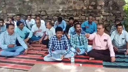 खरगोन: सरकार के खिलाफ कर्मचारियों का प्रदर्शन, हड़ताल कर जताया आक्रोश