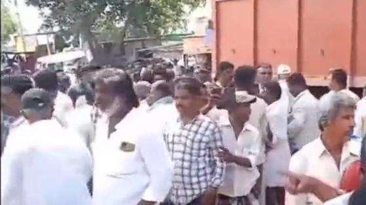 శ్రీ సత్యసాయి జిల్లా: రోడ్డుపై రచ్చ రచ్చ.. రంగంలోకి పోలీసులు