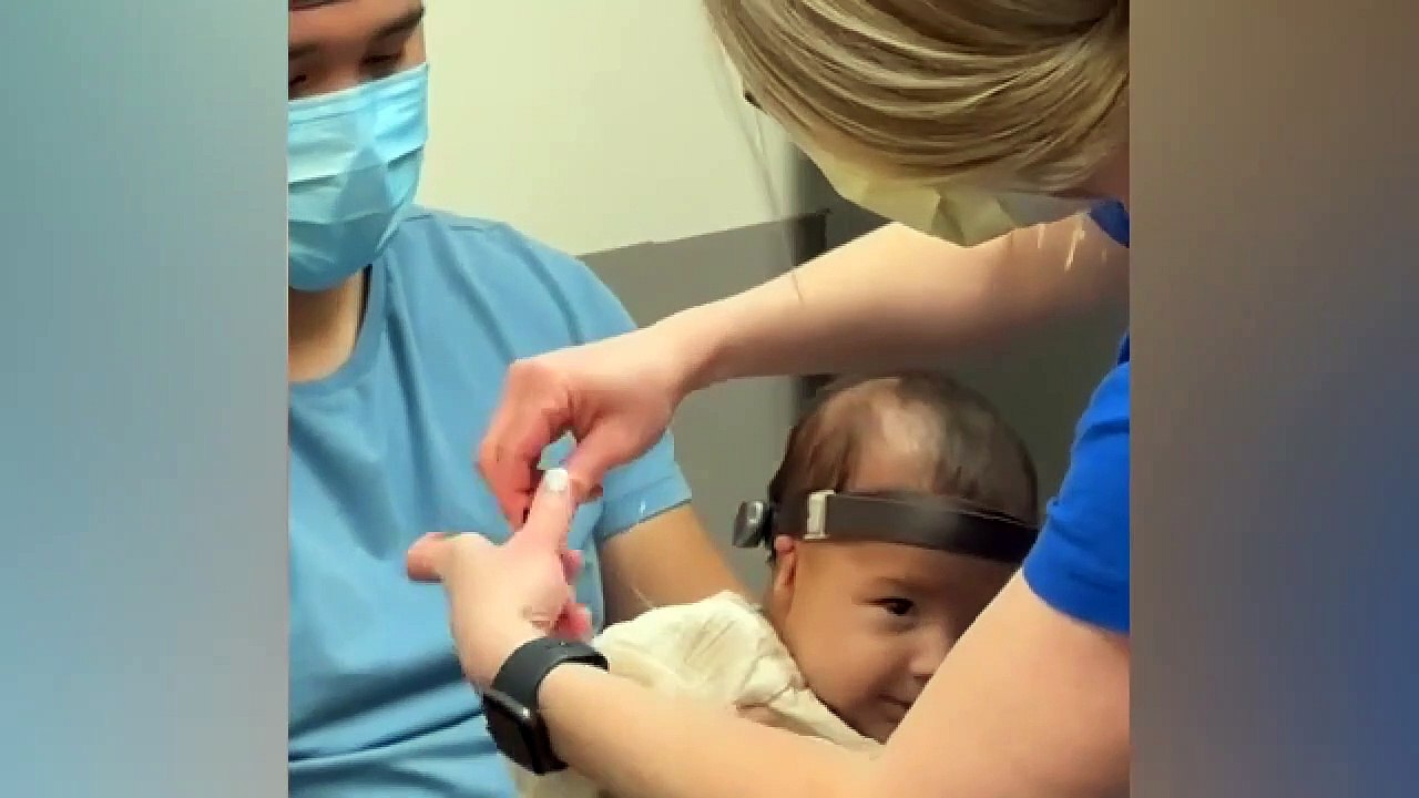 Le bébé qui a entendu la voix de son père pour la première fois a ressenti une grande peur