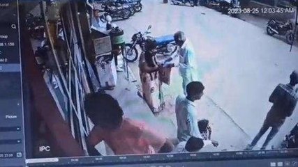 धार: फैक्ट्री कर्मचारी की बाइक की डिक्की से निकाले 5 लाख रुपये,वारदात CCTV में कैद