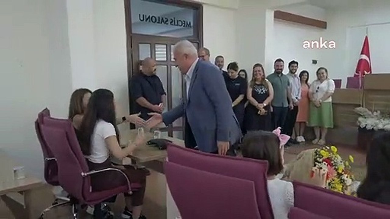 Efeler Belediye Başkanı Mehmet Fatih Atay, Kitap Kafeleri'nde ders çalışan öğrencilerle buluştu