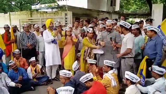 Jawab Do, surrounded the office of MLA Shailesh Pandey