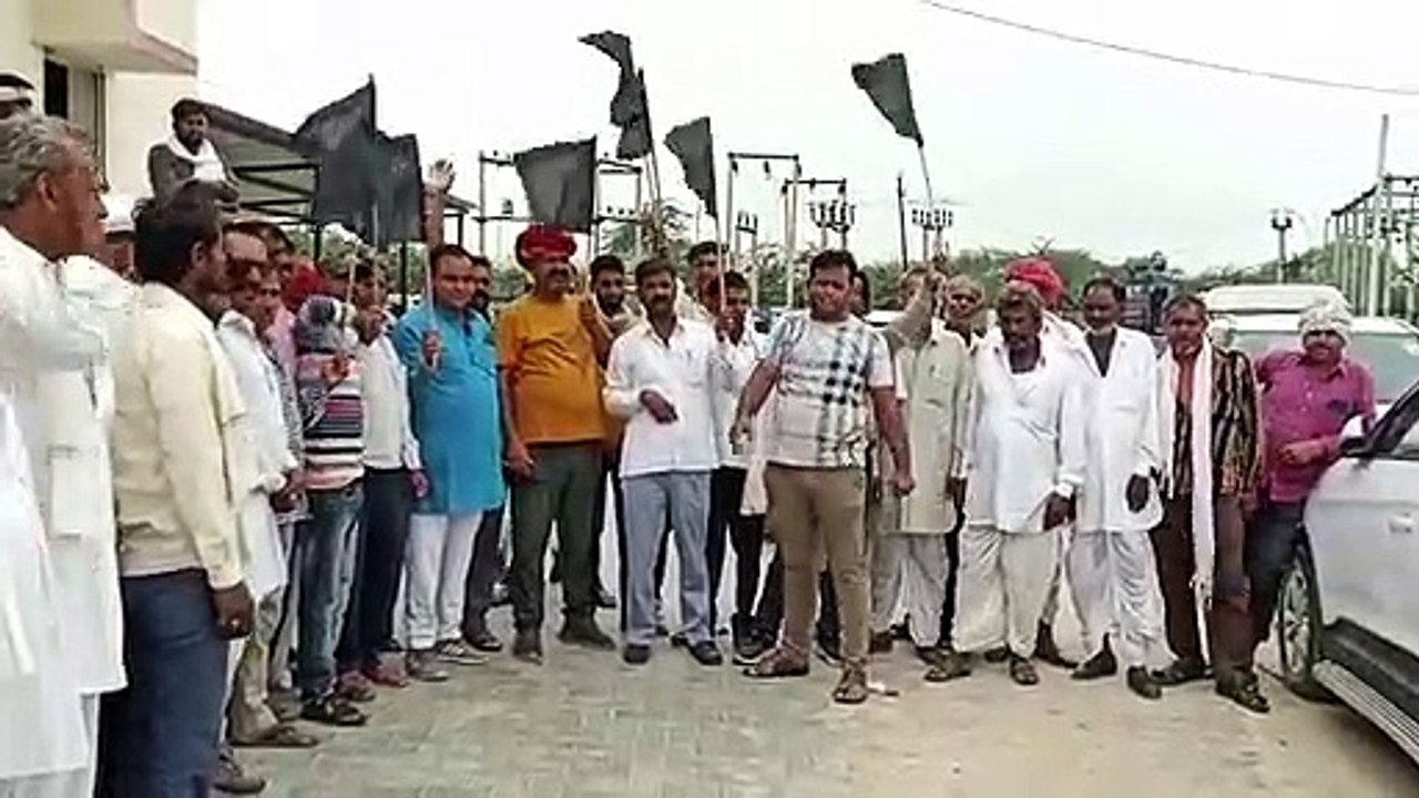 बिजली कटौती पर काले झंडे लहराकर प्रदर्शन किया