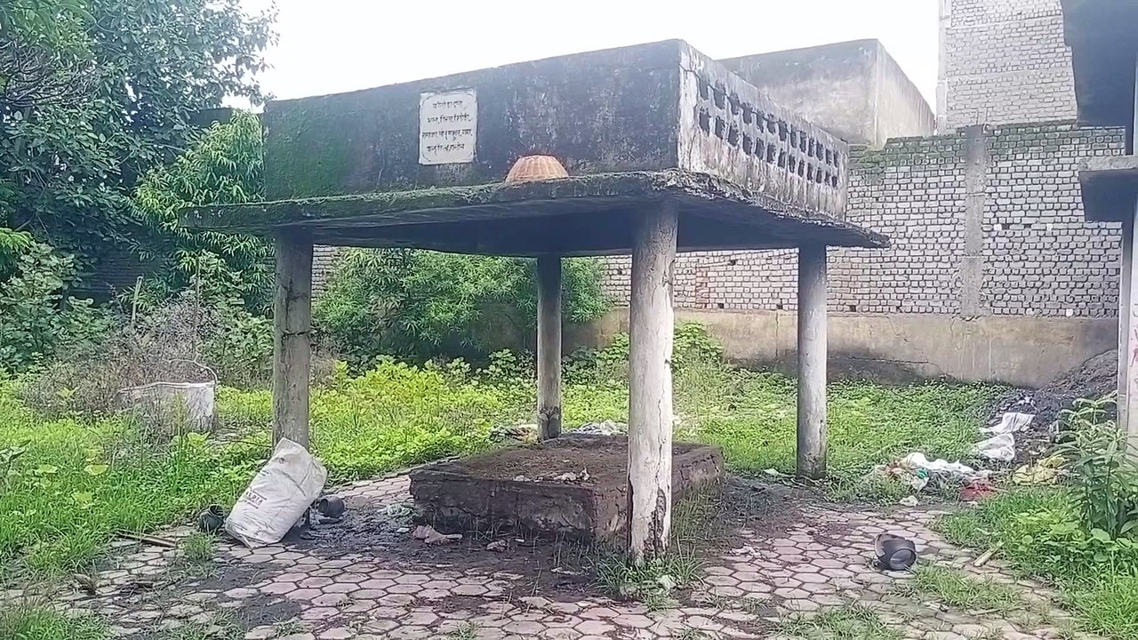 तिफरा श्मशान घाट हुआ जर्जर, चबूतरे टूटे, अग्नि संस्कार के लिए जगह नहीं, रास्ते में गंदगी और भरे पानी से परेशानी
