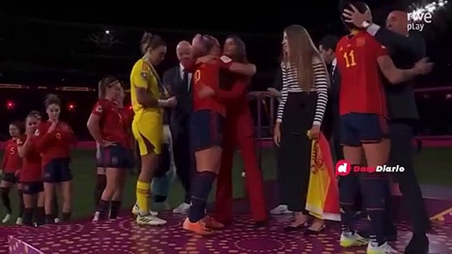 El beso de Luis Rubiales a Jenni Hermoso que cuasó polémica en España