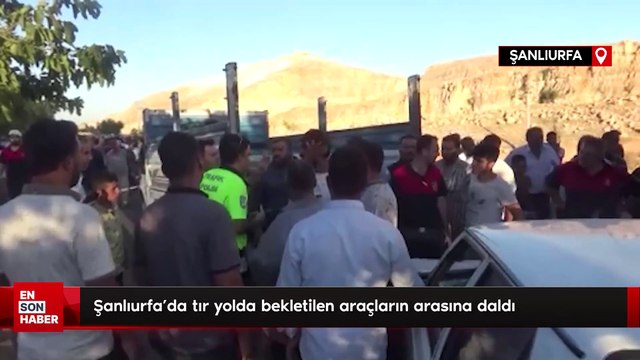 Şanlıurfa'da tır yolda bekletilen araçların arasına daldı