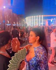 خلال لقطة عفوية: جومانا مراد تساعد منى زكي في تعديل مكياجها