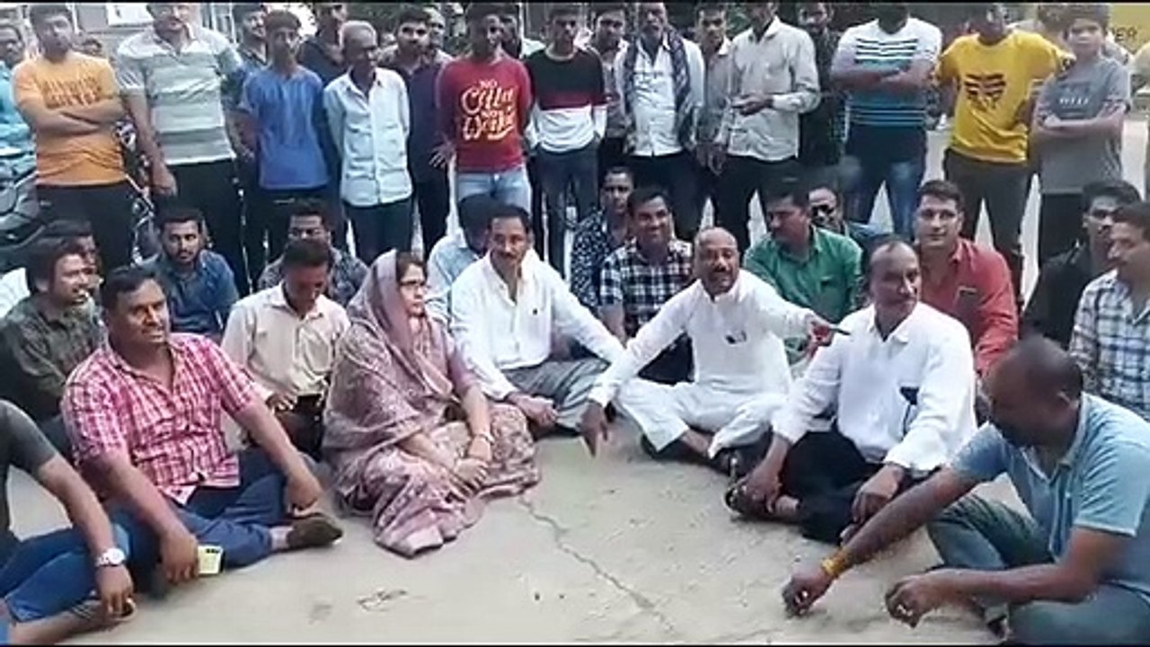थाना परिसर में लगे पुलिस की गुंडागर्दी नहीं चलेगी के नारे देखे Video