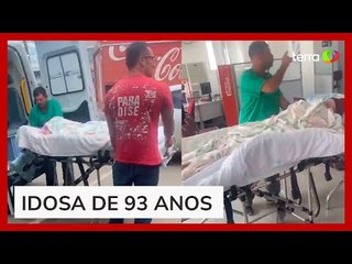 Filho se revolta por precisar levar a mãe de maca a agência bancária na Bahia