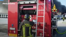 Incendio in un deposito di rifiuti a Forl?: vigili del fuoco a lavoro