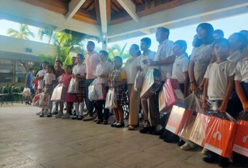 Fundación Alas de Águila y DIF Vallarta entregan becas padrino