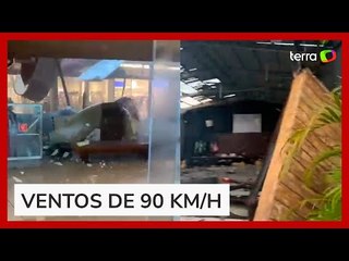 Temporal causa estragos em shopping e destelha igreja em Caraguatatuba (SP)
