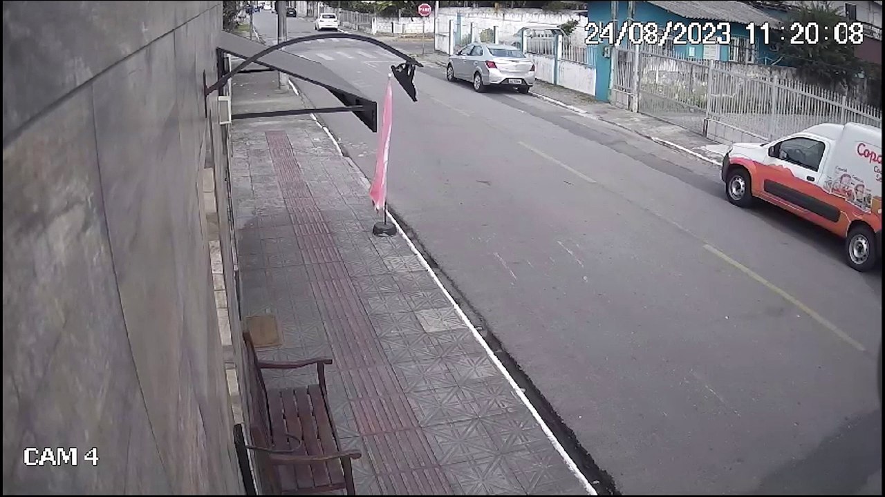 motociclista é atropelado por caminhão em itajaí