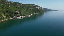 Alga tossica in una baia a Trieste, accesso al mare consentito