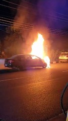 Video....  देखें वीडियो धूं धूं जलती कार