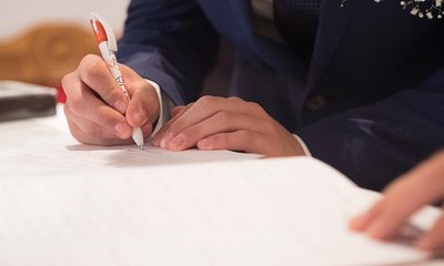 تفاصيل جديدة حول فيديو العريس الذي رش النقود على عروسته