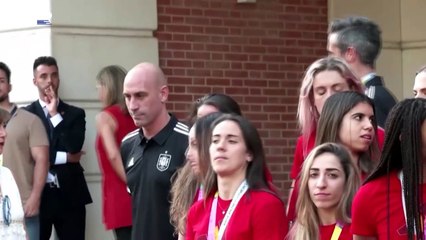 Presidente da Federação Espanhola não se demite após beijo polémico