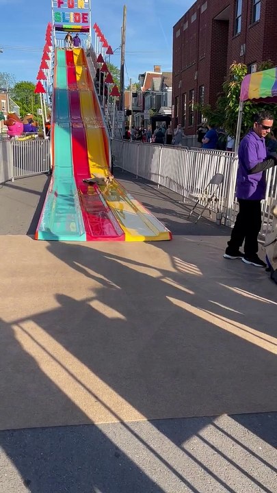 Un toboggan amusant descend