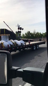 Un train entre en collision avec un semi-remorque