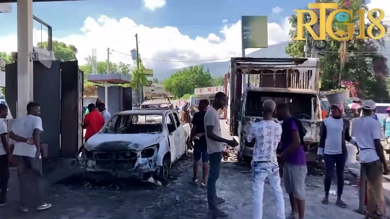 Endividi moun pa rive idantifye mete dife nan lannwit jedi 24 dawout la nan yon ponp gazolin Nazon.