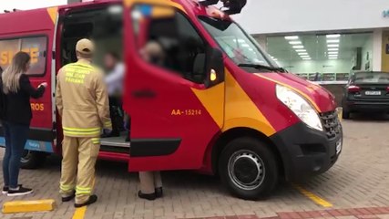 Homem é atendido pelo Siate após bater Cruze contra semáforo