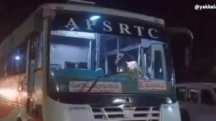 బాపట్ల జిల్లా: ఆర్టీసీ బస్సుపై దాడి.. పోలీసులు రంగ ప్రవేశం