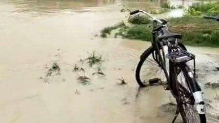 सीतामढ़ी: हरदी नदी में उफान, सड़क पर ढाई फीट पानी का बहाव, आवागमन ठप