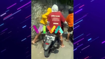 Sekelompok Remaja Bacoki Pemuda di Siang Bolong