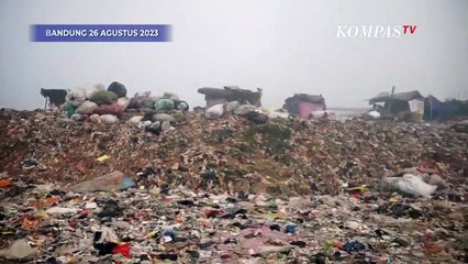 Helikopter Water Bombing Milik BNPB Beraksi Padamkan Api di TPA Sarimukti