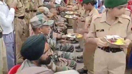 जबलपुर: स्कूली छात्राओं ने बांधी आर्मी के जवानों को राखी, उतारी आरती